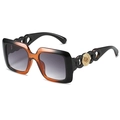 Lunettes de soleil carrées écaille avec branches chaîne et rose dorée gravée - Monture Noir Marron Verres Gris