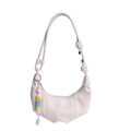Sac croissant beige chic avec plis géométriques et charm en perles multicolores - Avec Pendentif / Blanc Cassé