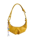 Sac croissant jaune chic avec bandoulière nouée et breloque Sunday sur fond blanc - Avec Pendentif / Jaune
