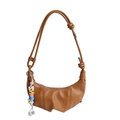 Sac bandoulière marron en forme de croissant avec sangle nouée et breloque - Avec Pendentif / Marron