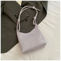 Sac hobo lavande chic avec bandoulière nouée sur un fond vert foncé élégant - Violet Sans Pendentif