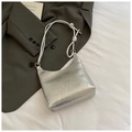 Sac sous le bras argenté métallisé avec texture plissée et détail de bandoulière nouée - Argent Sans Pendentif