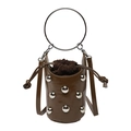Braune nietenbesetzte Eimertasche mit Metallringgriff und Kordelzugverschluss - Braun