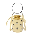 Sac seau beige avec rivets et poignée anneau argenté avec bandoulière ajustable - Jaune