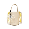 Bolso cubo de cuero crema con amuleto de flor de seda blanca y correa ajustable - Blanco Roto Con Colgante