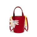 Bolso tipo cubo de cuero rojo con dije de flor blanca y cordón amarillo - Rojo con colgante