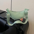Sac bandoulière demi-lune en nylon vert clair avec large sangle et texture plissée - vert clair
