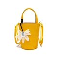 Bolso saco elegante en cuero amarillo brillante con charm de flor blanca y asa - Amarillo con colgante