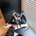 Bolso tipo cubo de cuero plisado negro con asa de cuentas de mármol y correa ajustable - Negro