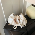Bolso saco nube blanco plisado con cadena de ámbar y correa de hombro ajustable - Blanco