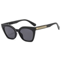Gafas de sol negras de ojo de gato con detalle de cadena dorada en las patillas y lentes oscuros - Montura Negra Lente Gris