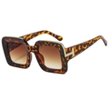 Chic square sunglasses in tortoise frame with gradient brown lenses and T-shaped metal logo - Leopard Frame / Tea Lens