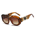 Occhiali da sole oversize tartarugati con lenti sfumate marroni e dettagli dorati - Montatura Leopardata / Lenti Tè