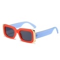 Occhiali da sole rettangolari alla moda con montatura rossa e aste azzurre - Montatura Rossa Asta Blu Lenti Grigie