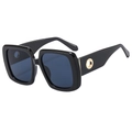 Trendige Oversize-Quadrat-Sonnenbrille mit schwarzem Rahmen und goldenen Metallakzenten - Schwarzer Rahmen Graue Gläser