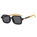 Retro eckige Sonnenbrille mit schwarzem Rahmen und Schildpattbügeln auf weißem Grund - Schwarzer Rahmen Schwarz Graue Gläser