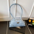 Sac bandoulière bleu clair à motif crocodile avec plaque en métal et double fermeture - Bleu