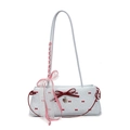 Borsa a tracolla azzurra con fiocchi rossi e ciondolo a cuore su sfondo bianco - Blu