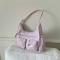 Zartrosa Umhängetasche aus Kunstleder im Moto-Stil mit vielen Taschen und silbernen Zips - Hellviolett