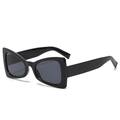 Occhiali da sole cat-eye neri con montatura spessa e lenti grigio scuro su bianco - Montatura Nera Lenti Grigio Nero