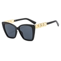 Modieuze vierkante cat-eye zonnebril met gouden kettingpoten en grijze glazen op witte achtergrond - Zwart Frame Zwart Grijze Glazen