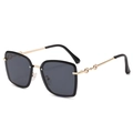 Moderne oversized vierkante zonnebril met zwart montuur en gouden metalen pootjes - Gouden Frame Zwart Grijs