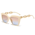 Lunettes de soleil carrées blanc cassé avec branches en chaîne dorée et verres dégradés - Monture Beige Verres Marron Bleu
