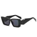 Gafas de sol modernas de montura cuadrada negra brillante con lentes oscuros en un ángulo de 45 grados - Montura Negra Lentes Gris Negro