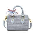 Borsa boston intrecciata blu con fiocchi colorati e tracolla in pelle rimovibile - Blu