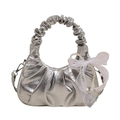 Silberne Cloud-Bag in Metallic-Optik mit Perlenkette und weißer Organzaschleife - Silber