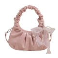 Hellrosa plissierte Cloud-Bag mit Perlen-Netzschleife auf sauberem weißem Hintergrund - Rosa