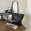 Détail du sac cabas noir en cuir imitation crocodile avec un charmant ours en peluche - Avec Pendentif / Noir