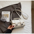 Elegante borsa in vernice bianco crema con chiusure girevoli argento e manico - Senza ciondolo / Bianco Sporco
