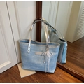 Borsa tote in denim azzurro con manici argentati e ciondolo a fiocco in pizzo e perle - Celeste Con Pendente