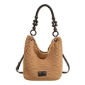 Handgewebte hohle Schultertasche mit Perlengriffen und Lederlogo in Braun - Khaki