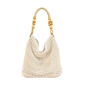 Schicke cremefarbene Stricktasche mit Perlenholzgriffen für Strandurlaub und Freizeit - Gebrochenes Weiß