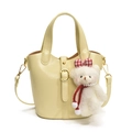 Sac seau chic en cuir PU jaune clair avec charme d'ours et bandoulière réglable - Jaune