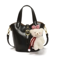 Sac seau noir verni avec boucle dorée et pendentif ours en peluche, bandoulière réglable - Noir