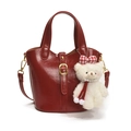 Sac seau bordeaux en cuir ciré avec pendentif ours blanc et détails dorés brillants - Rouge