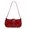 Borsa sottobraccio in vernice rossa con borchie argentate e finitura stile Y2K - Rosso