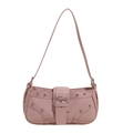 Sac sous le bras en cuir verni rose avec rivets argentés et boucle vintage Y2K - Rose