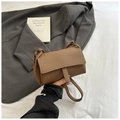 Détail du petit sac en cuir marron grainé avec rabat et sangle verticale élégante - Kaki foncé
