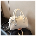 Détail du sac à main blanc en cuir grainé avec pendentif baleine et doubles poignées - Blanc Cassé