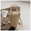 Detalle del bolso de cubo en cuero beige con asas superiores y bolsa interior con cordón - Amarillo