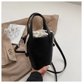 Detalle de bolso cubo negro de grano lichi con bolsa interior blanca y herrajes plateados - Negro