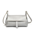Minimalistische crossbody tas in zilver metallic leer met kiezeltextuur - Zilver