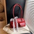 Borsa a bauletto rossa lucida retrò con doppie tasche frontali e nastro a quadri - Rosso