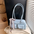 Borsa a cuscino in ecopelle celeste con tasche magnetiche e fiocco decorativo - Blu