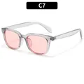 Lunettes de soleil carrées rétro en gris transparent avec verres rose corail tendance - Monture Grise Transparente Verres Roses