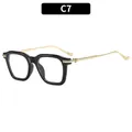 Lunettes de soleil carrées noires avec branches en métal doré vues de profil à 45 degrés - Monture Noir Or Verre Blanc